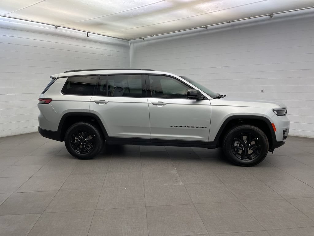 New 2025 Jeep Grand Cherokee L Altitude AWD/4WD image 2