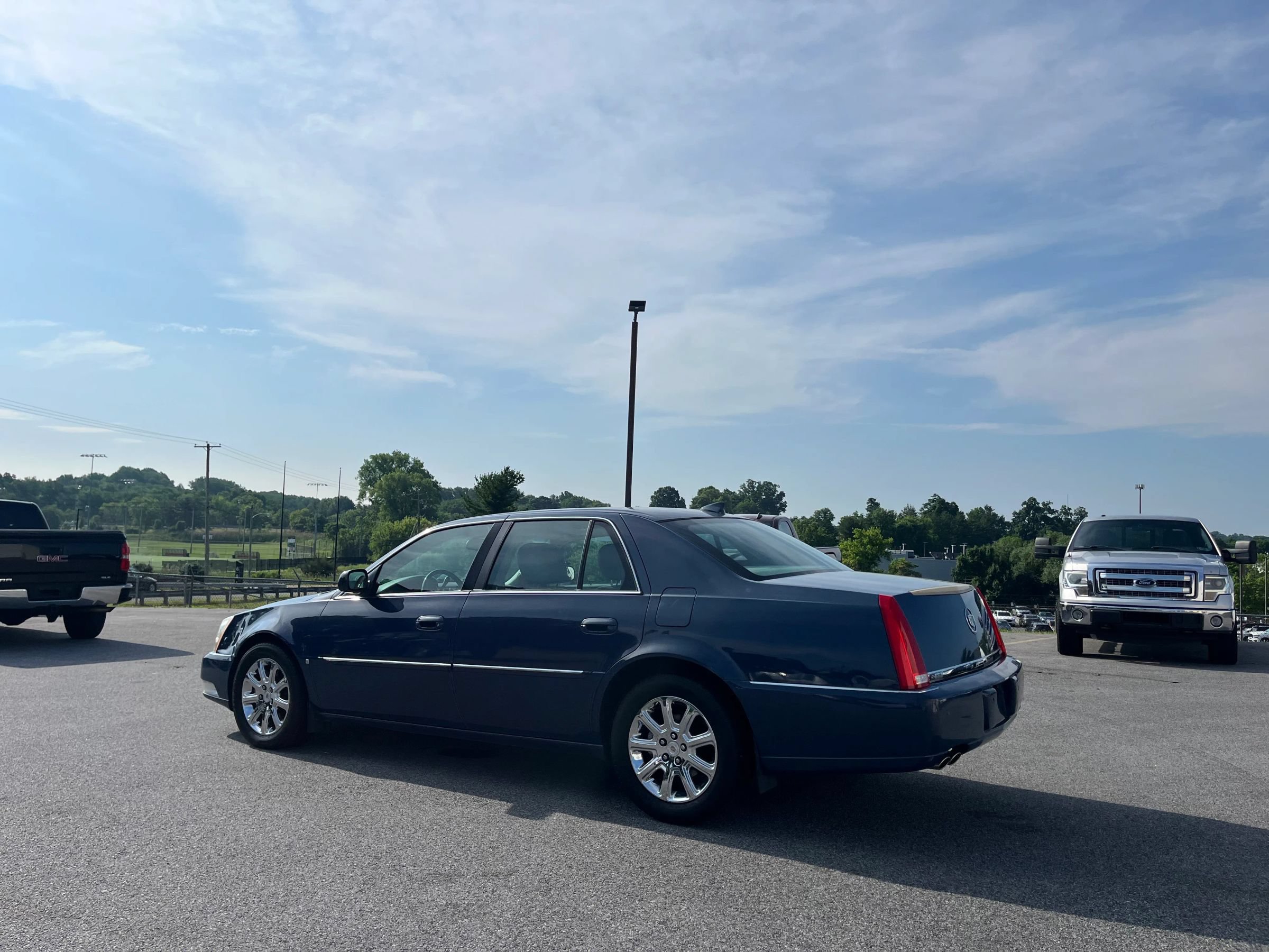 Used 2009 Cadillac DTS w/ Sun And Sound Package FWD image 4