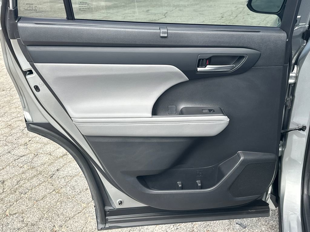 Used 2021 Toyota Highlander XLE image 22