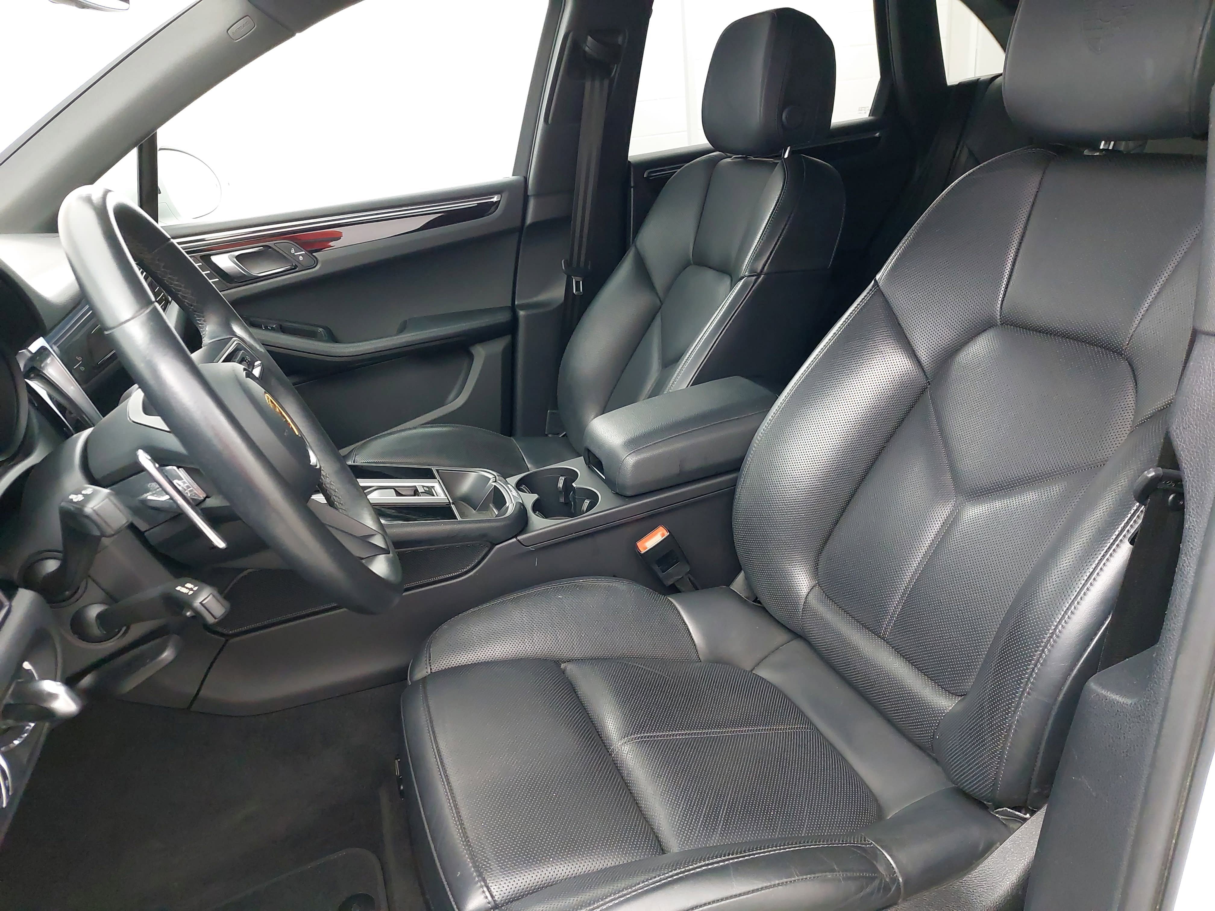Certified 2023 Porsche Macan AWD/4WD image 5