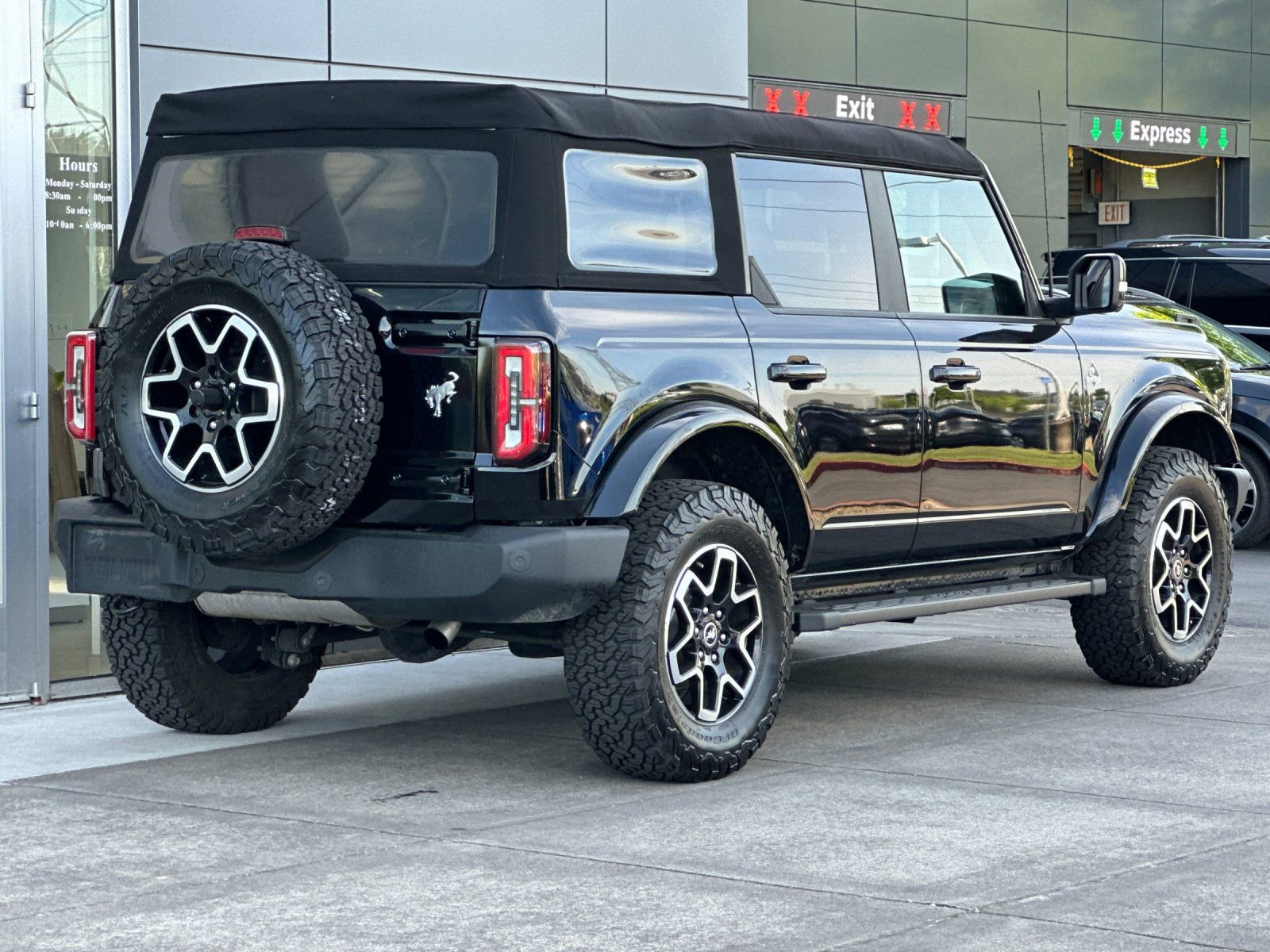 Used 2023 Ford Bronco Outer Banks AWD/4WD image 3