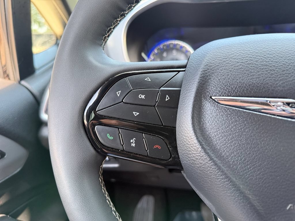 Used 2025 Chrysler Pacifica Limited FWD image 15
