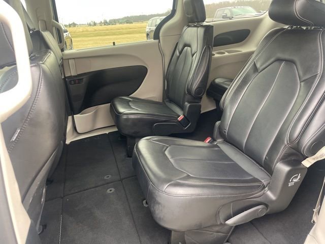 Used 2024 Chrysler Pacifica Touring-L image 9