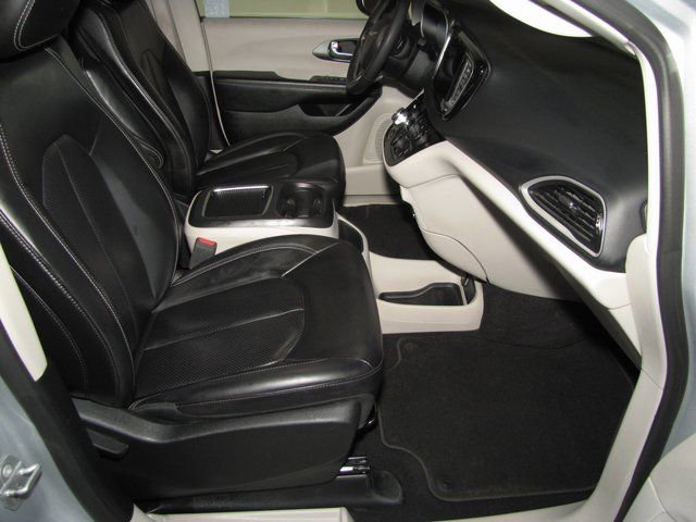 Used 2023 Chrysler Pacifica Touring-L image 16