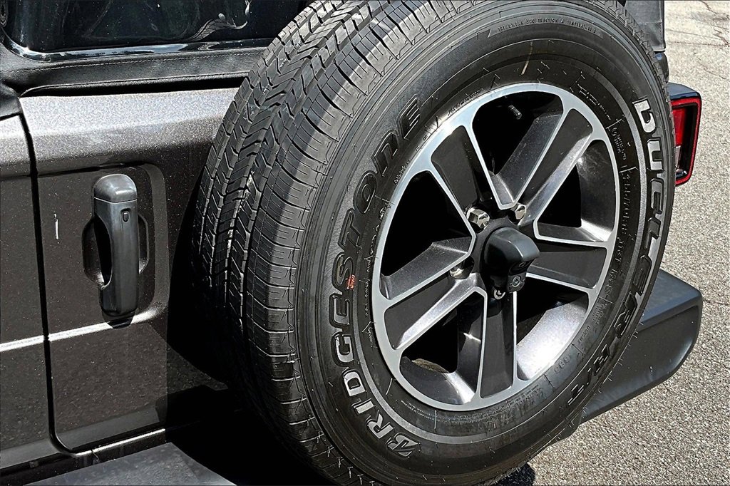 Used 2023 Jeep Wrangler Sahara image 31
