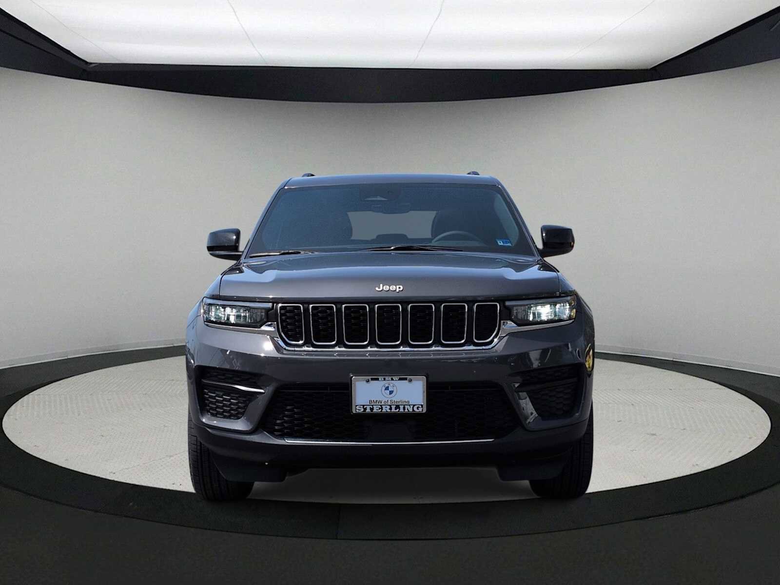 Used 2025 Jeep Grand Cherokee Laredo X AWD/4WD image 3