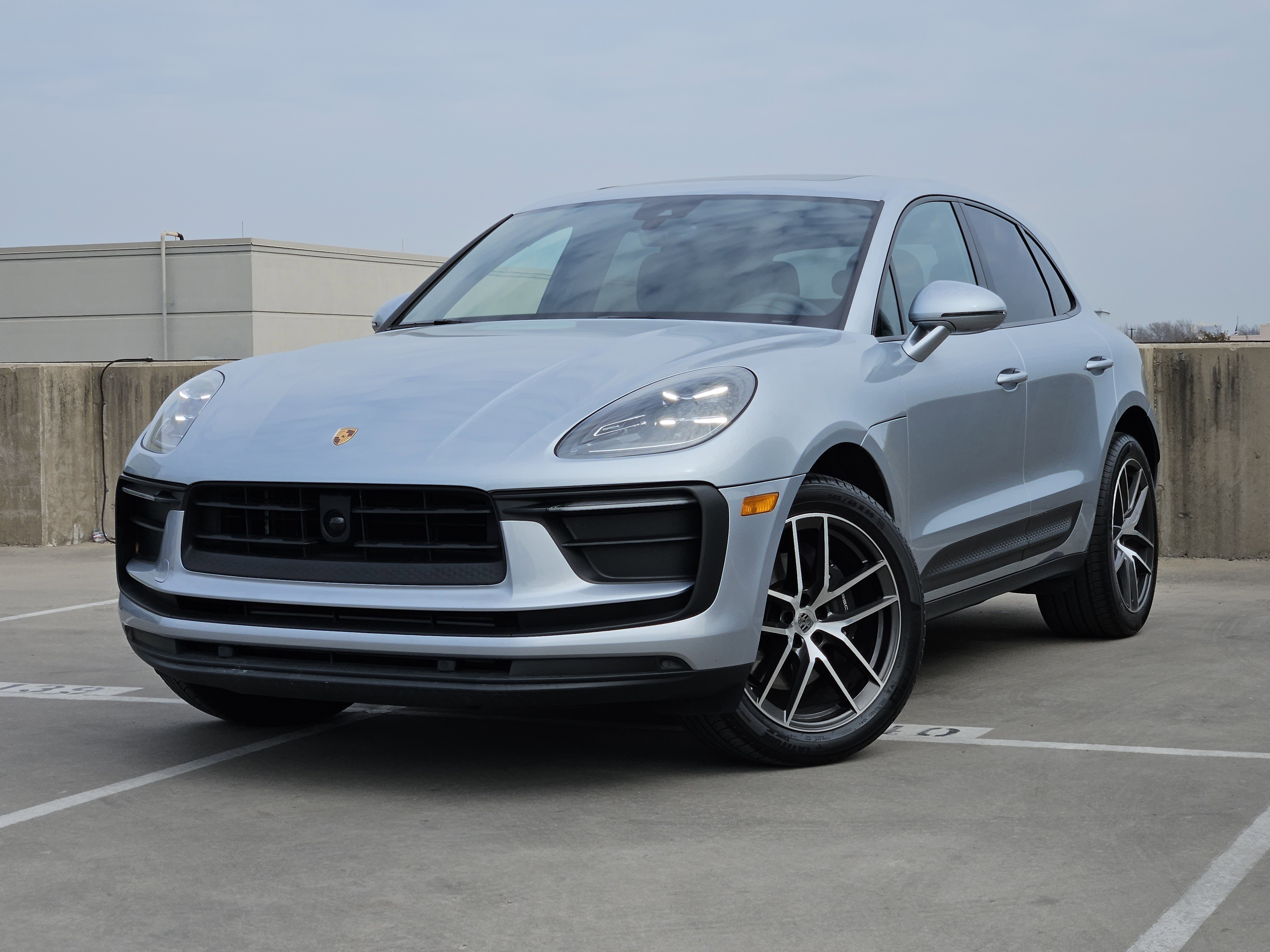 Certified 2025 Porsche Macan image 1