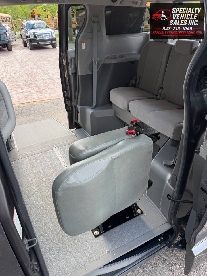 Used 2018 Toyota Sienna LE FWD image 18