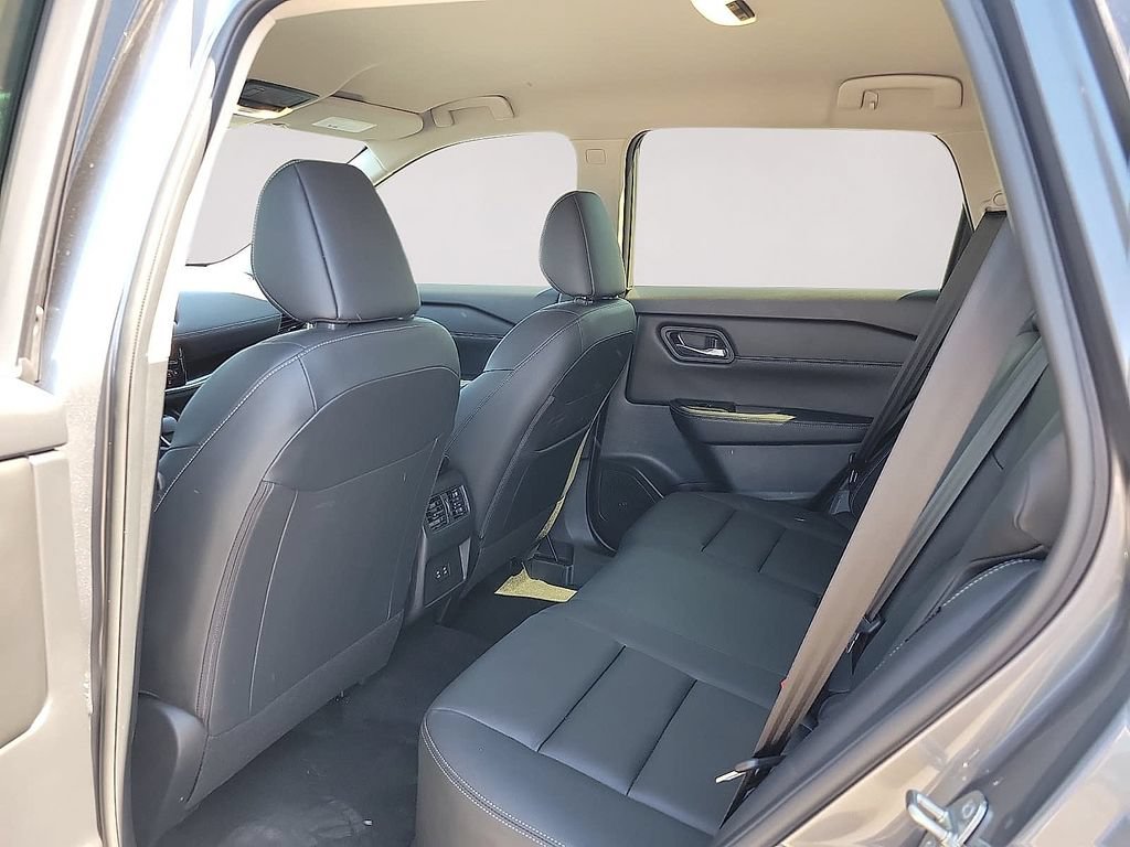Used 2025 Nissan Rogue SL AWD/4WD image 9