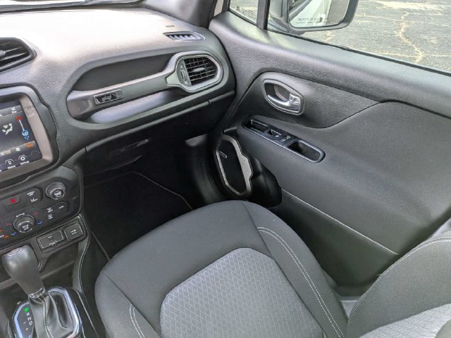 Used 2021 Jeep Renegade Latitude w/ Sun & Sound Group FWD image 17