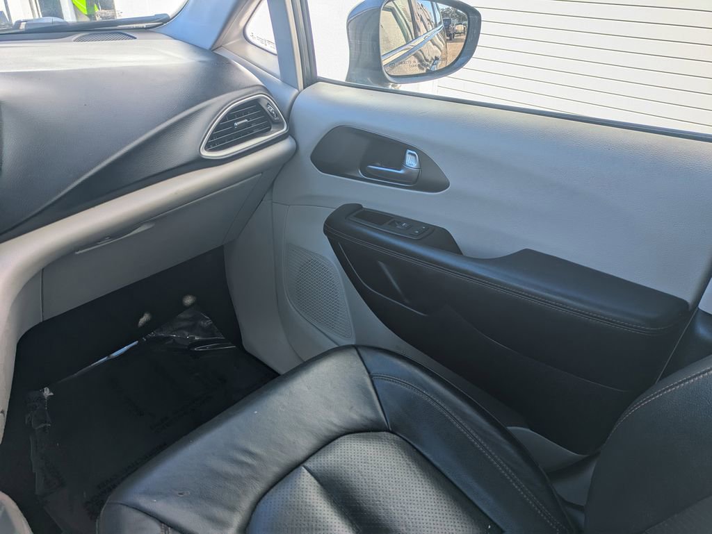 Used 2020 Chrysler Pacifica Touring-L Plus w/ Tire & Wheel Group image 20