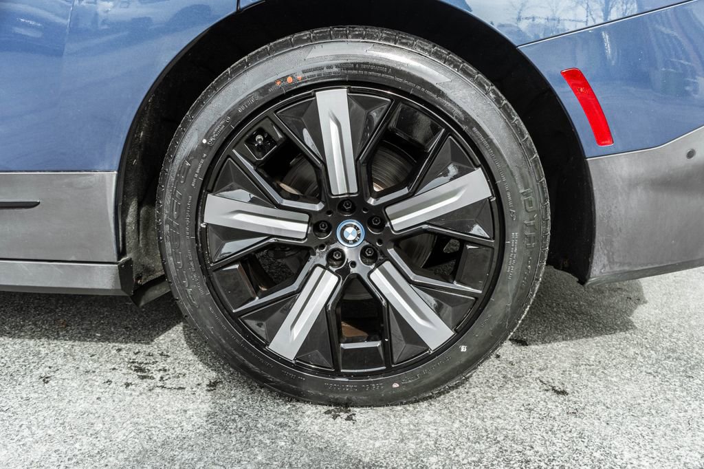 Used 2023 BMW iX xDrive50 w/ Premium Package image 39