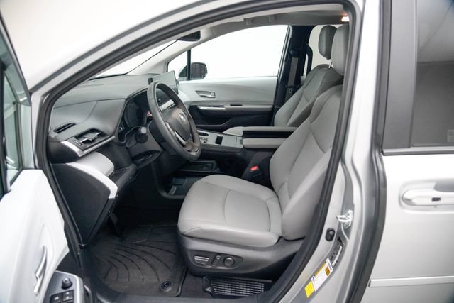 Used 2025 Toyota Sienna XLE FWD image 26