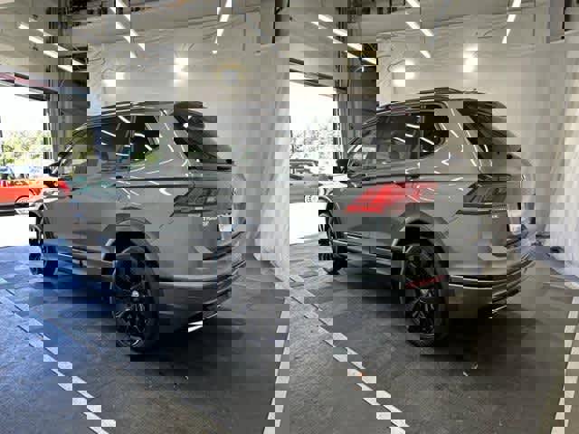 Used 2021 Volkswagen Tiguan SE R-Line image 3
