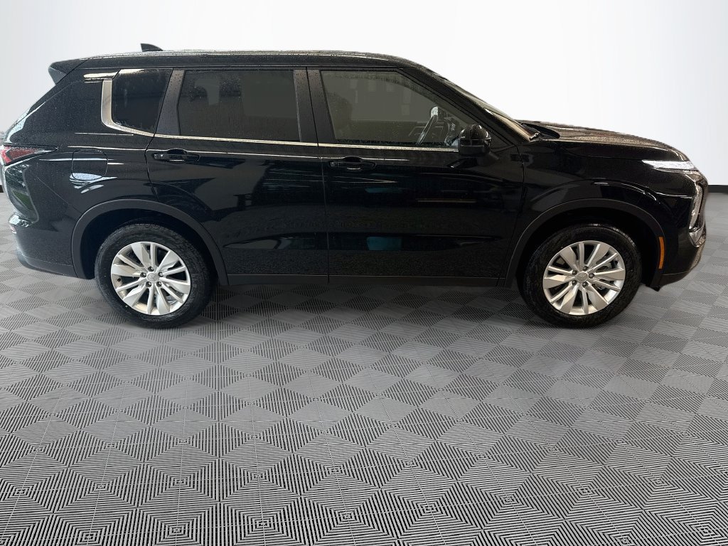 New 2026 Mitsubishi Outlander ES FWD image 4