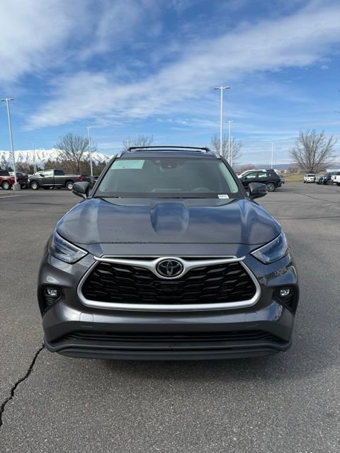 Used 2023 Toyota Highlander XLE image 3