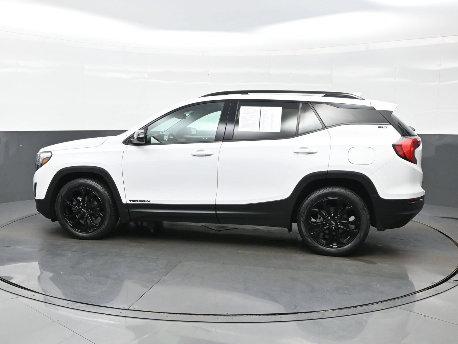 Used 2021 GMC Terrain SLT w/ Infotainment Package II AWD/4WD image 4