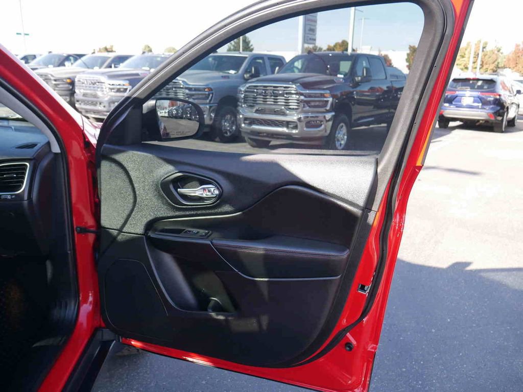 Used 2019 Jeep Cherokee Trailhawk image 25