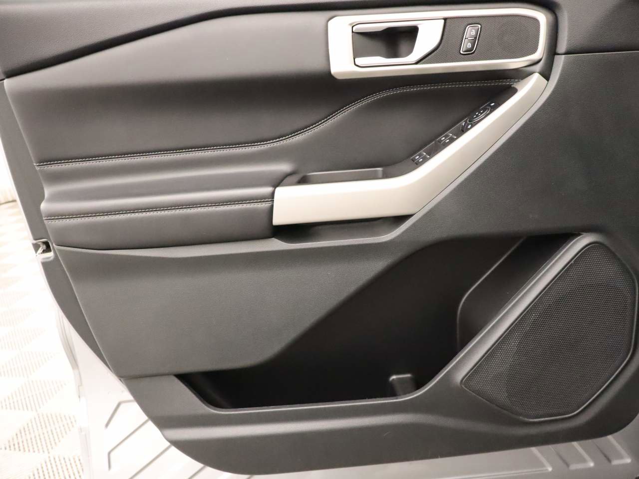 Used 2023 Ford Explorer XLT w/ Equipment Group 202A image 17