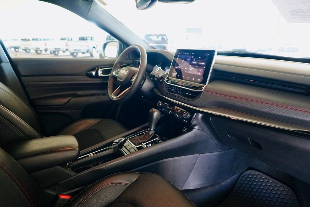 Used 2024 Jeep Compass Trailhawk image 11