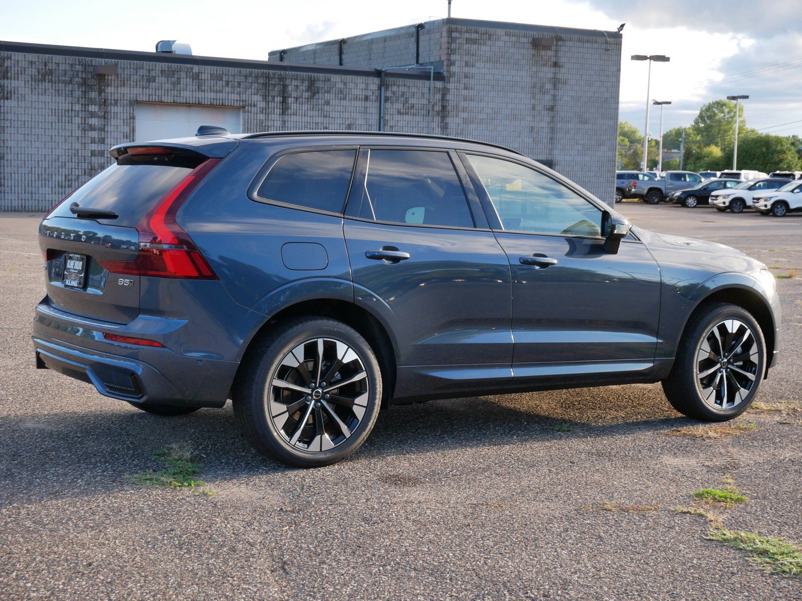 New 2027 Volvo XC60 B5 Plus AWD/4WD image 3