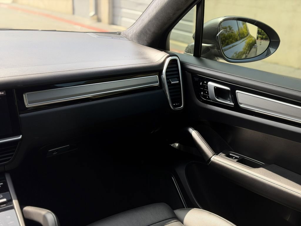 Used 2021 Porsche Cayenne Turbo AWD/4WD image 32