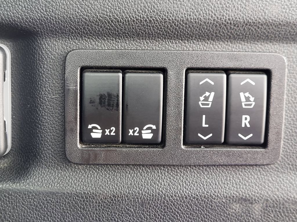 Used 2023 Chevrolet Suburban Premier image 35