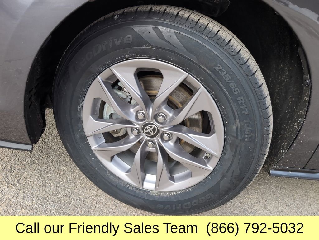 Certified 2025 Toyota Sienna XLE image 28