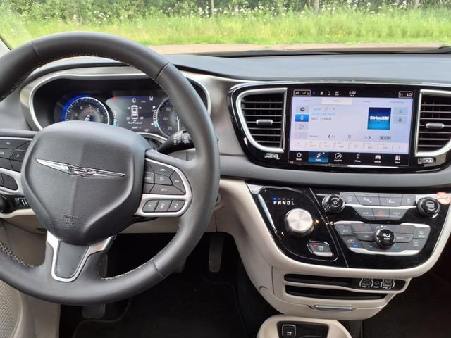 Used 2023 Chrysler Pacifica Touring-L FWD image 10