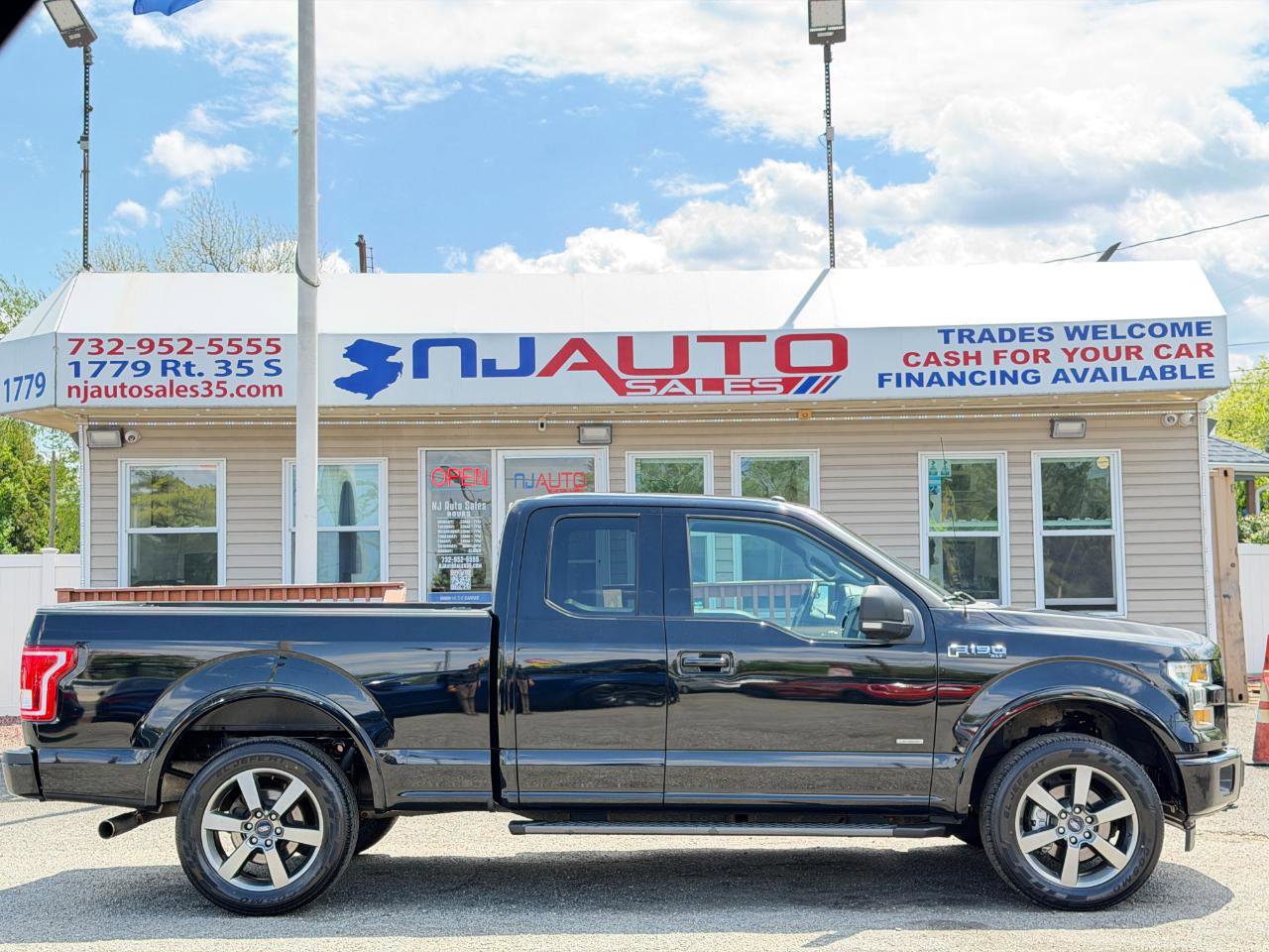 Used 2017 Ford F150 XLT w/ Equipment Group 302A Luxury AWD/4WD image 3