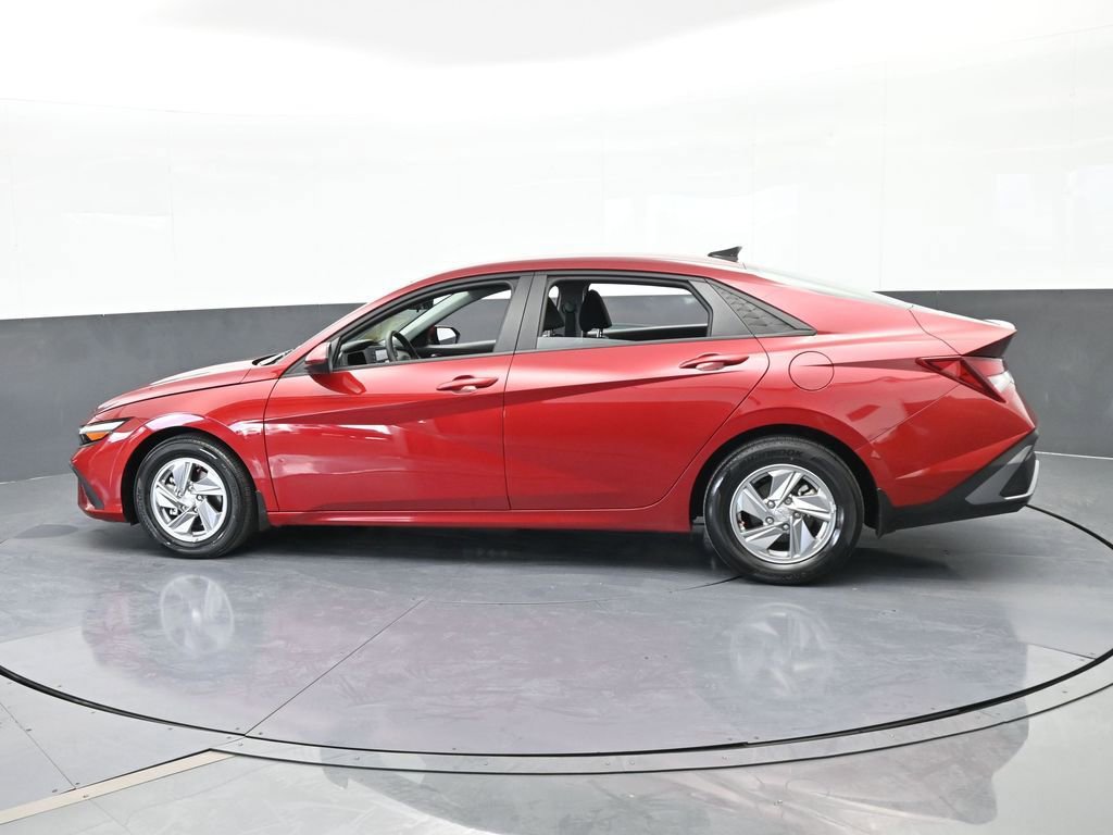 Used 2024 Hyundai Elantra SE FWD image 3