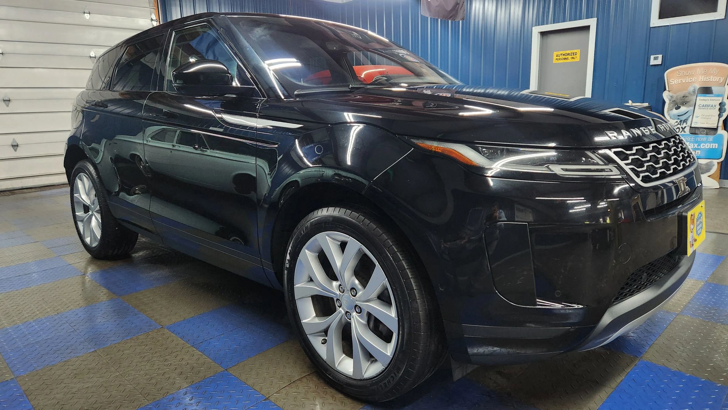 Used 2020 Land Rover Range Rover Evoque SE image 2