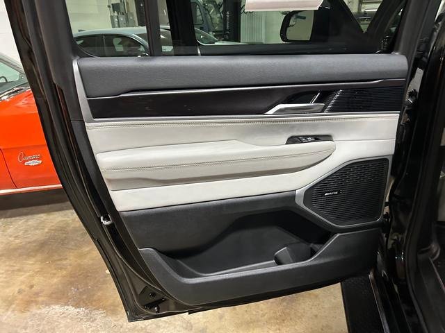 Used 2024 Jeep Wagoneer L 4WD w/ Premium Group I image 11