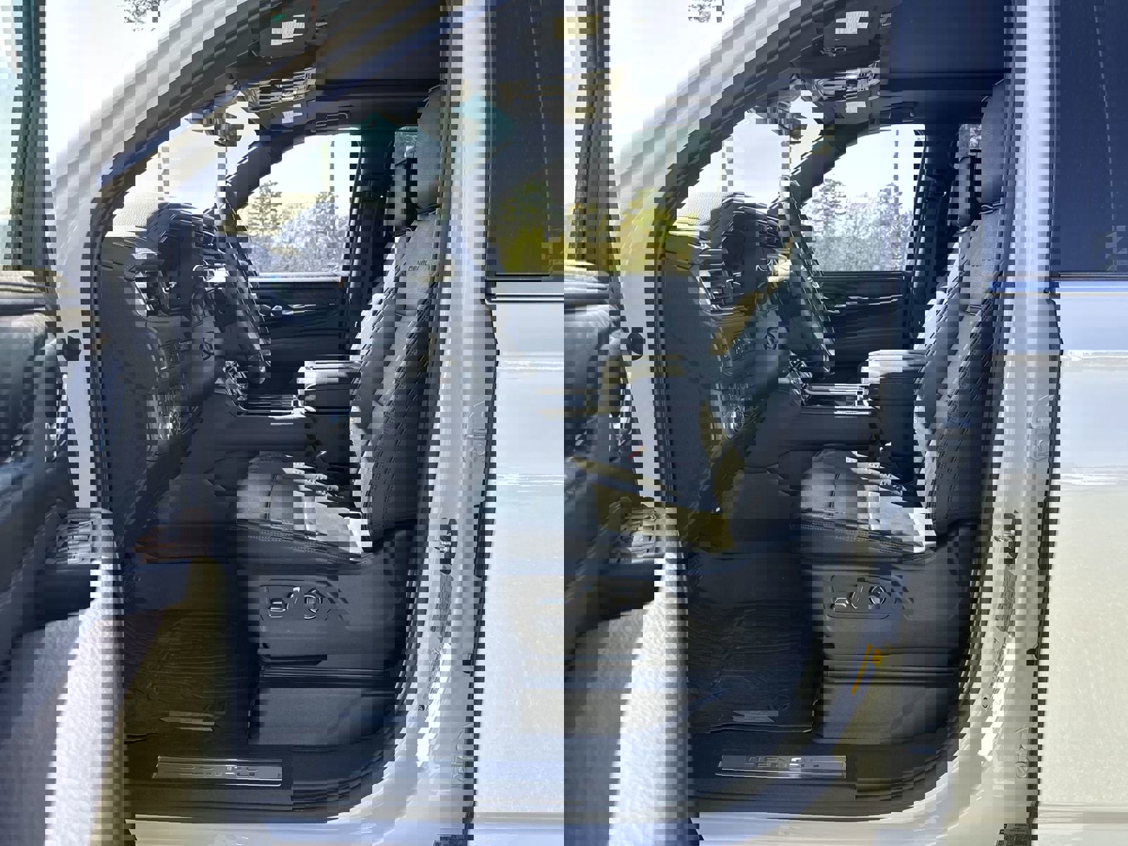 Used 2023 GMC Yukon Denali w/ Denali Reserve Package image 16