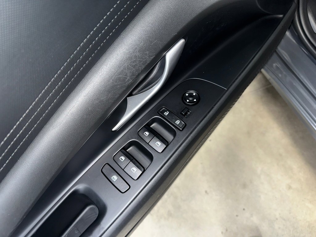 Used 2023 Hyundai Elantra SE image 4