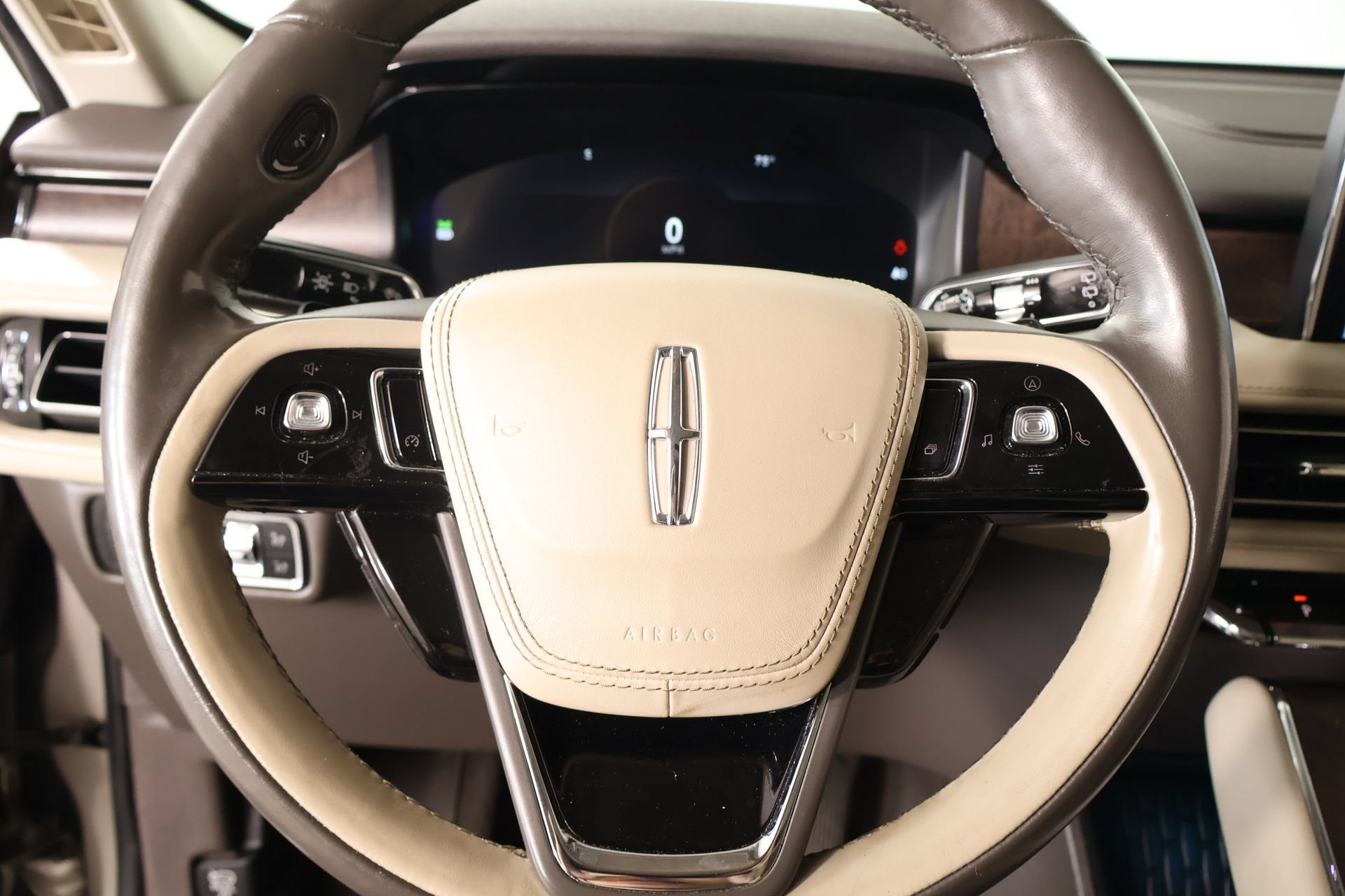 Used 2021 Lincoln Aviator Grand Touring w/ Elements Package Plus AWD/4WD image 3
