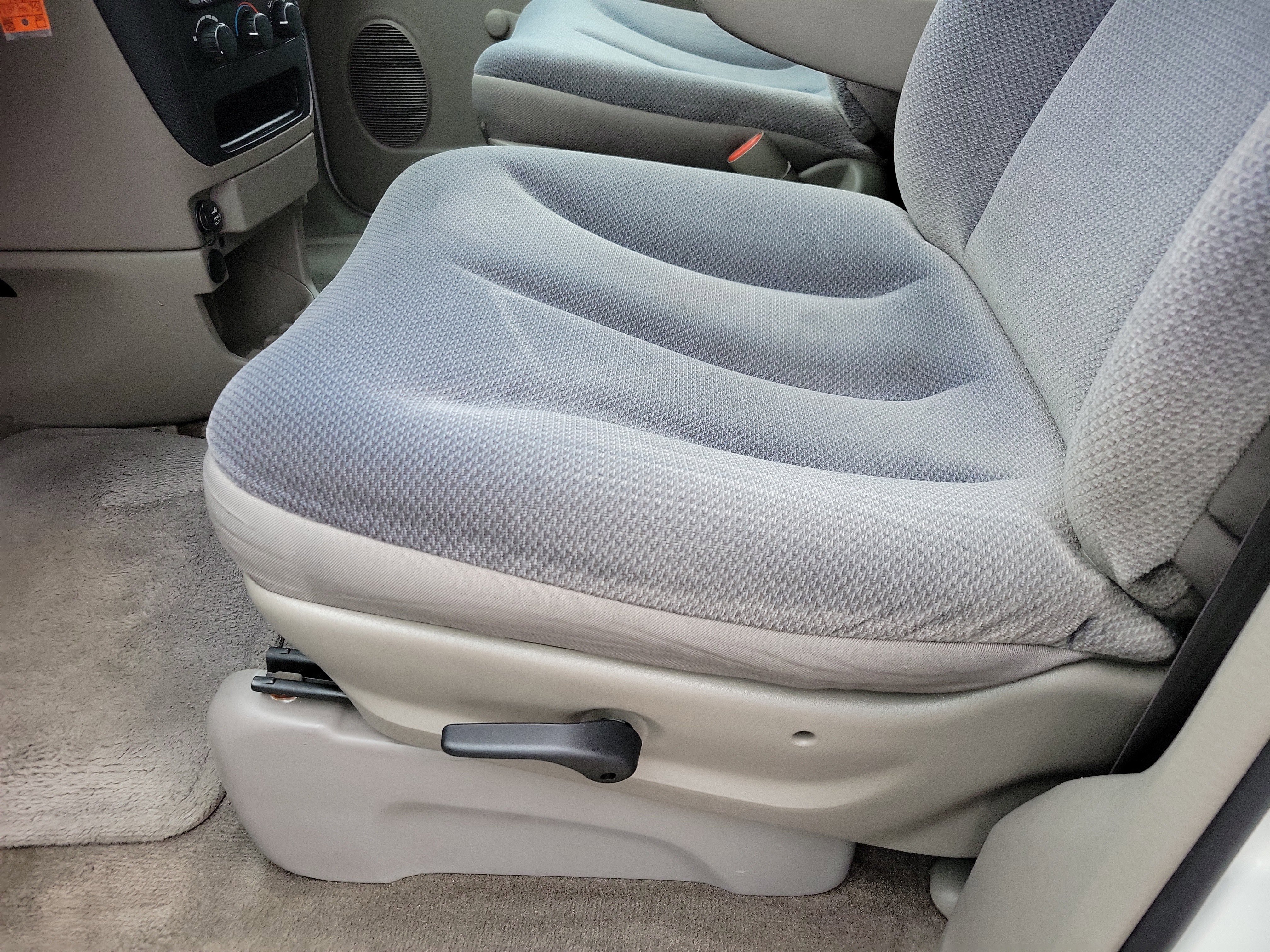 Used 2002 Dodge Caravan SE image 5