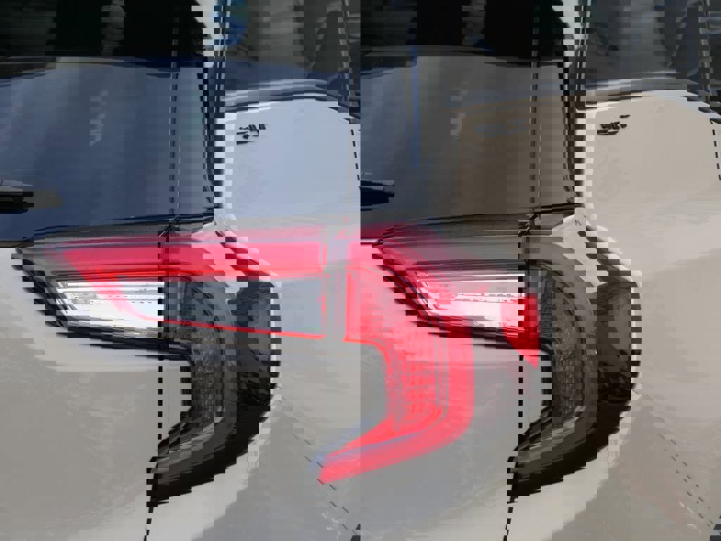 Used 2023 GMC Terrain SLT w/ Elevation Edition image 5