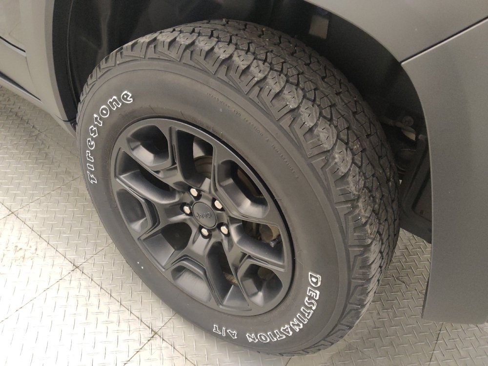 Used 2019 Jeep Cherokee Trailhawk w/ Cold Weather Group AWD/4WD image 31