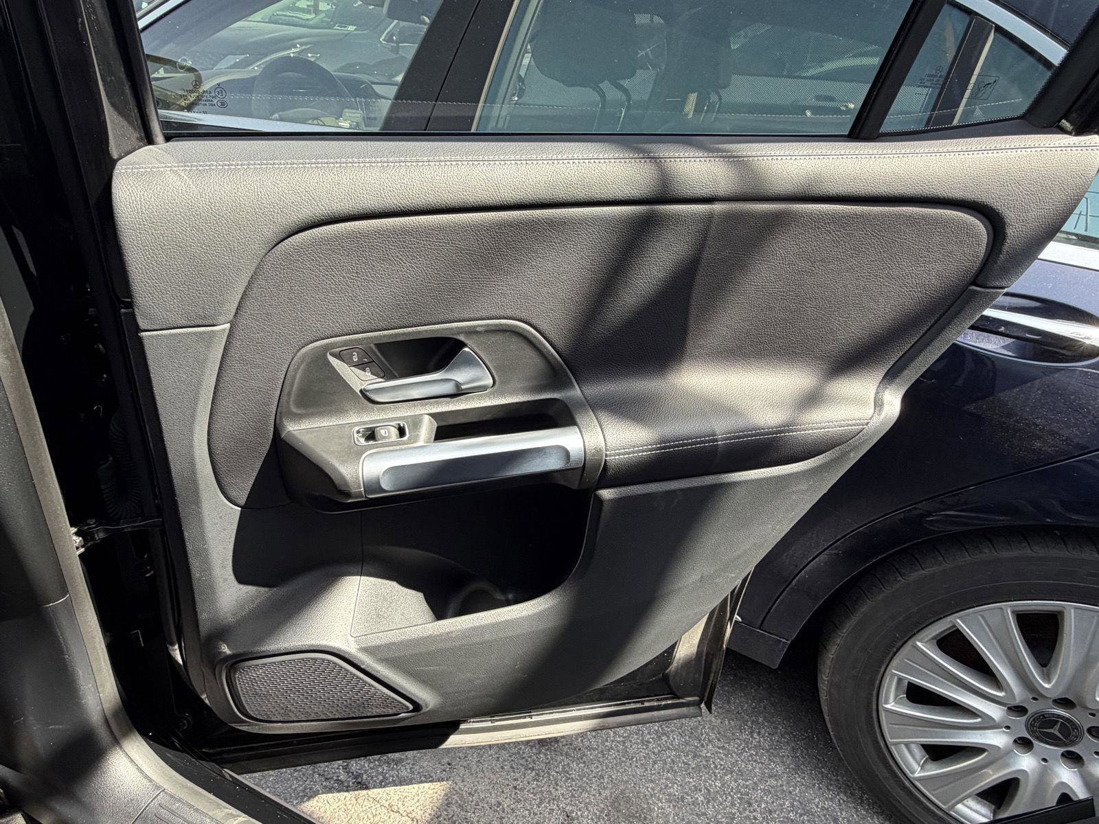 Used 2023 Mercedes-Benz GLB 250 4MATIC w/ Premium Package image 24