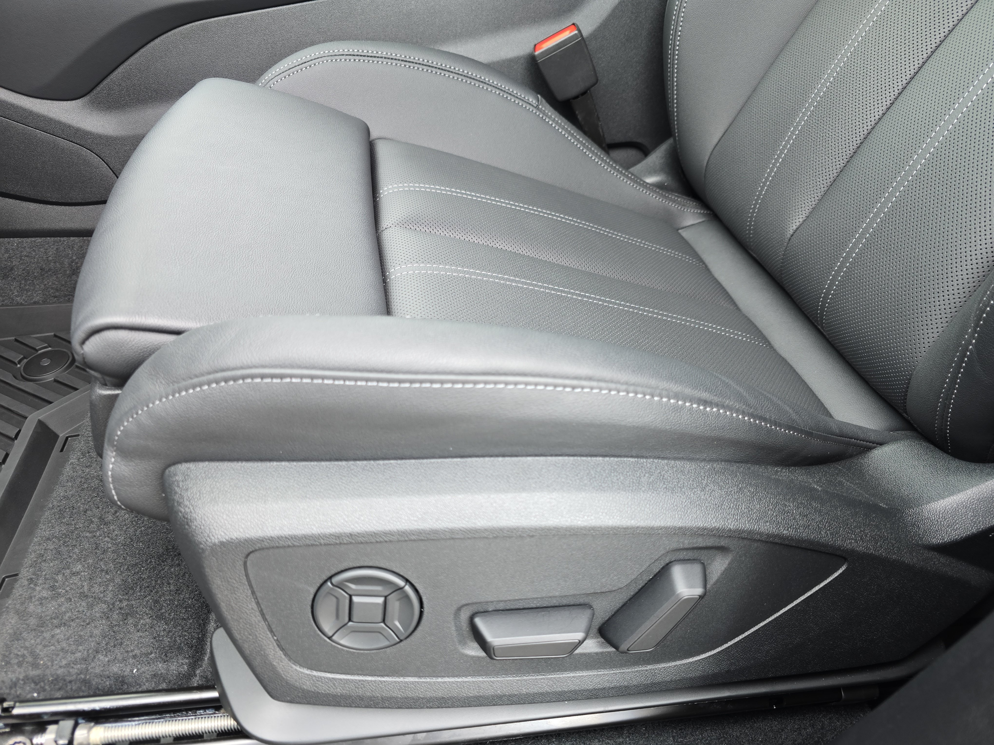 Used 2025 Audi Q6 e-tron Premium Plus w/ Premium Plus AWD/4WD image 28