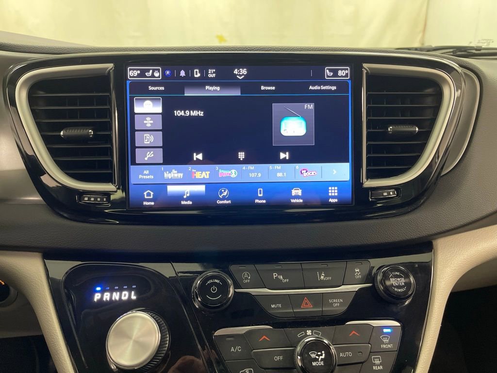 Used 2024 Chrysler Pacifica Touring-L image 27