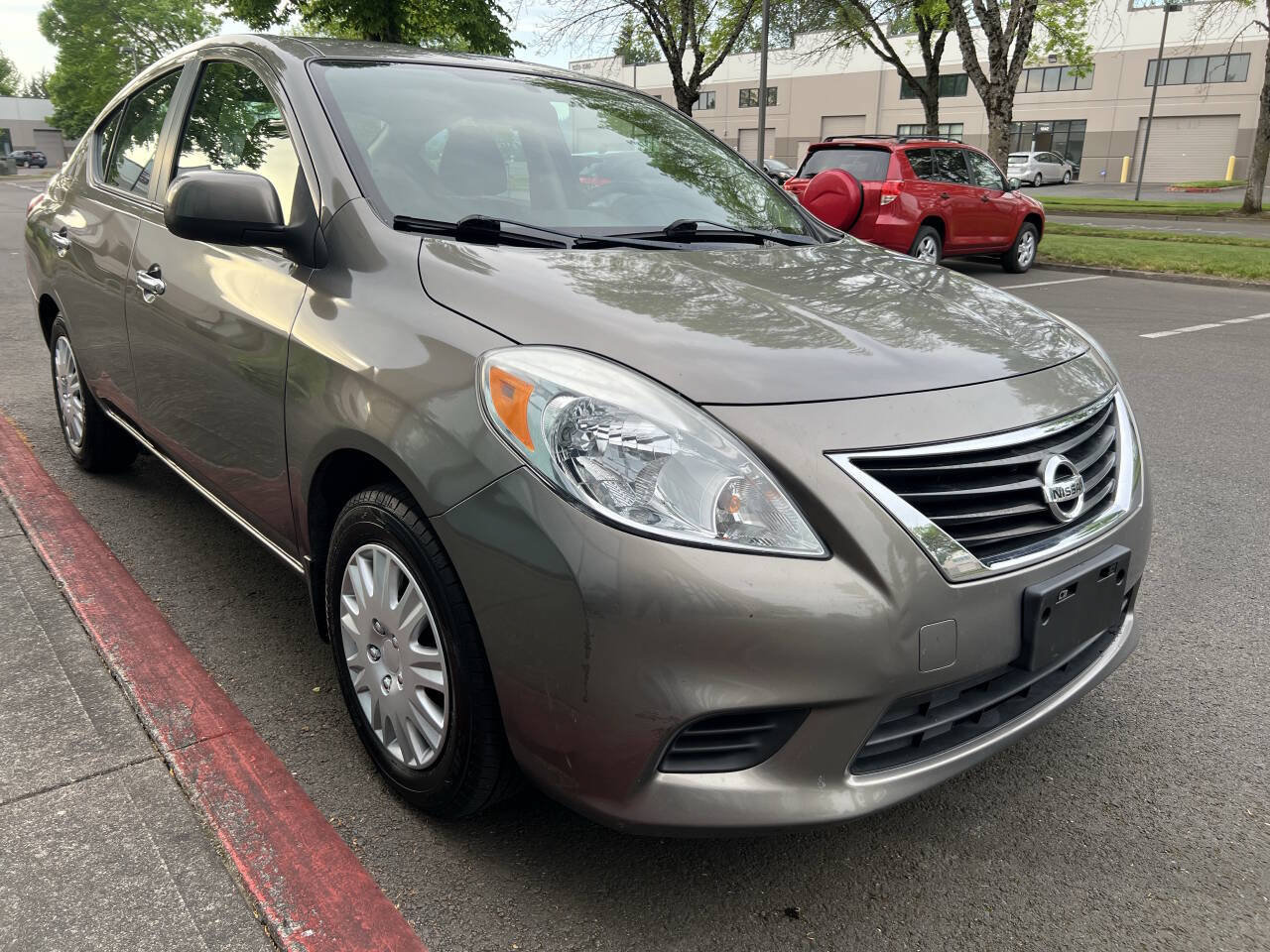 Used 2013 Nissan Versa SV w/ Convenience Pkg FWD image 2