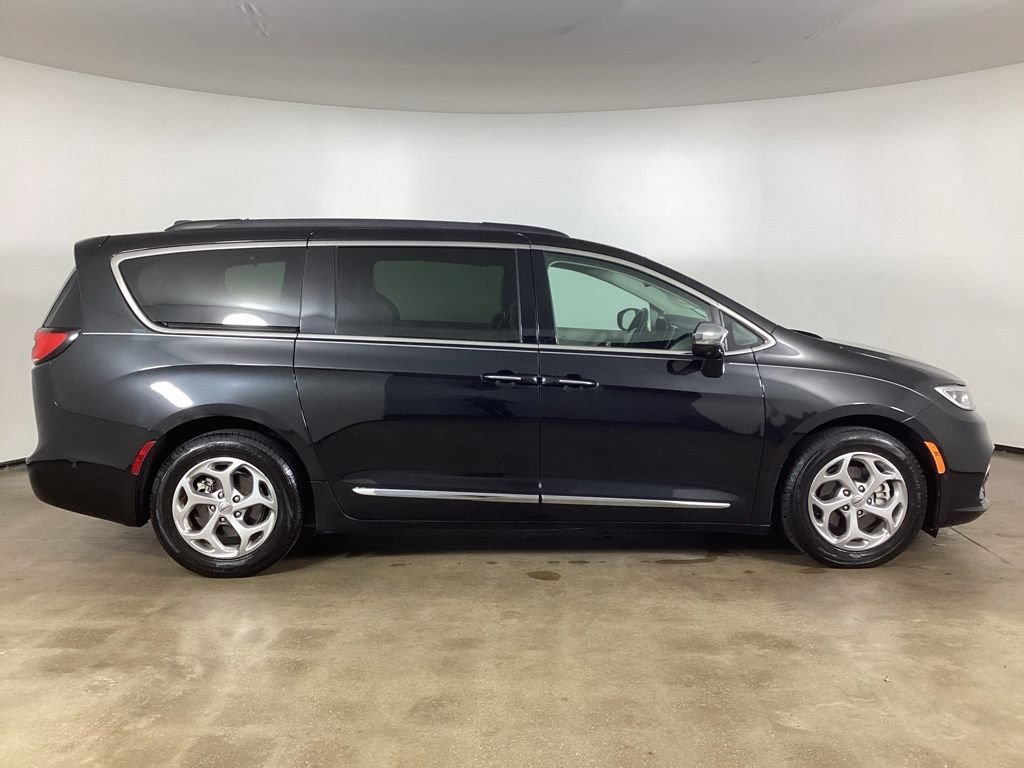 Used 2022 Chrysler Pacifica Limited FWD image 4