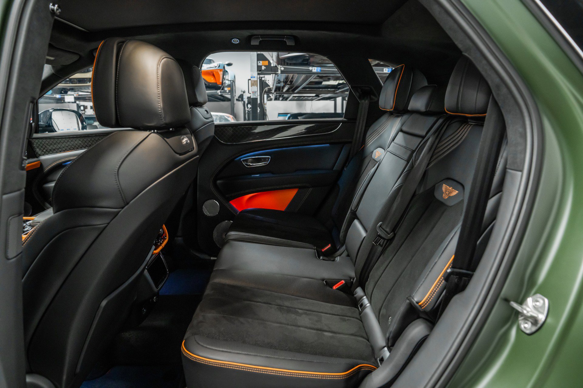 Used 2025 Bentley Bentayga image 28