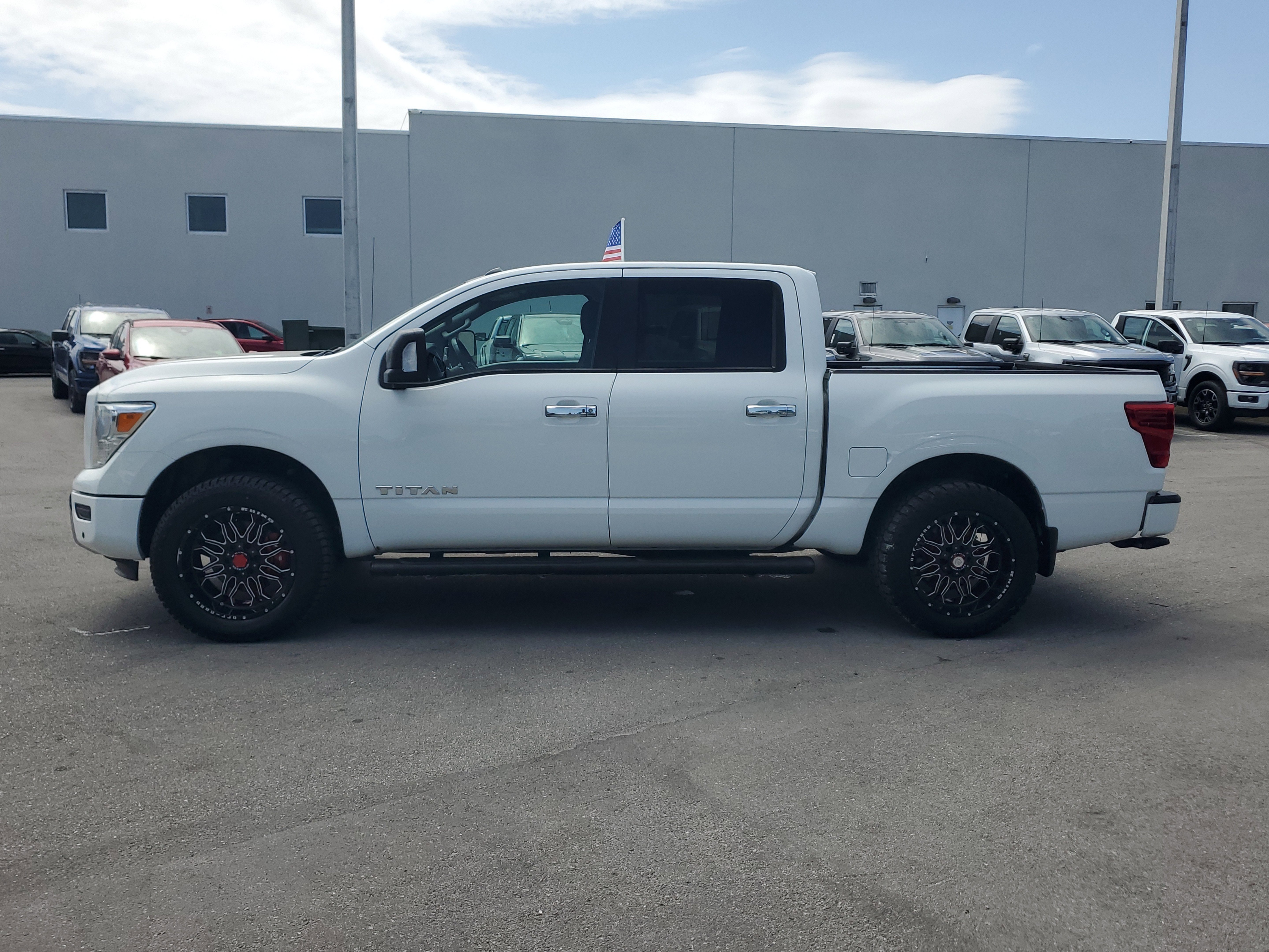 Used 2021 Nissan Titan SV w/ SV Convenience Package image 8