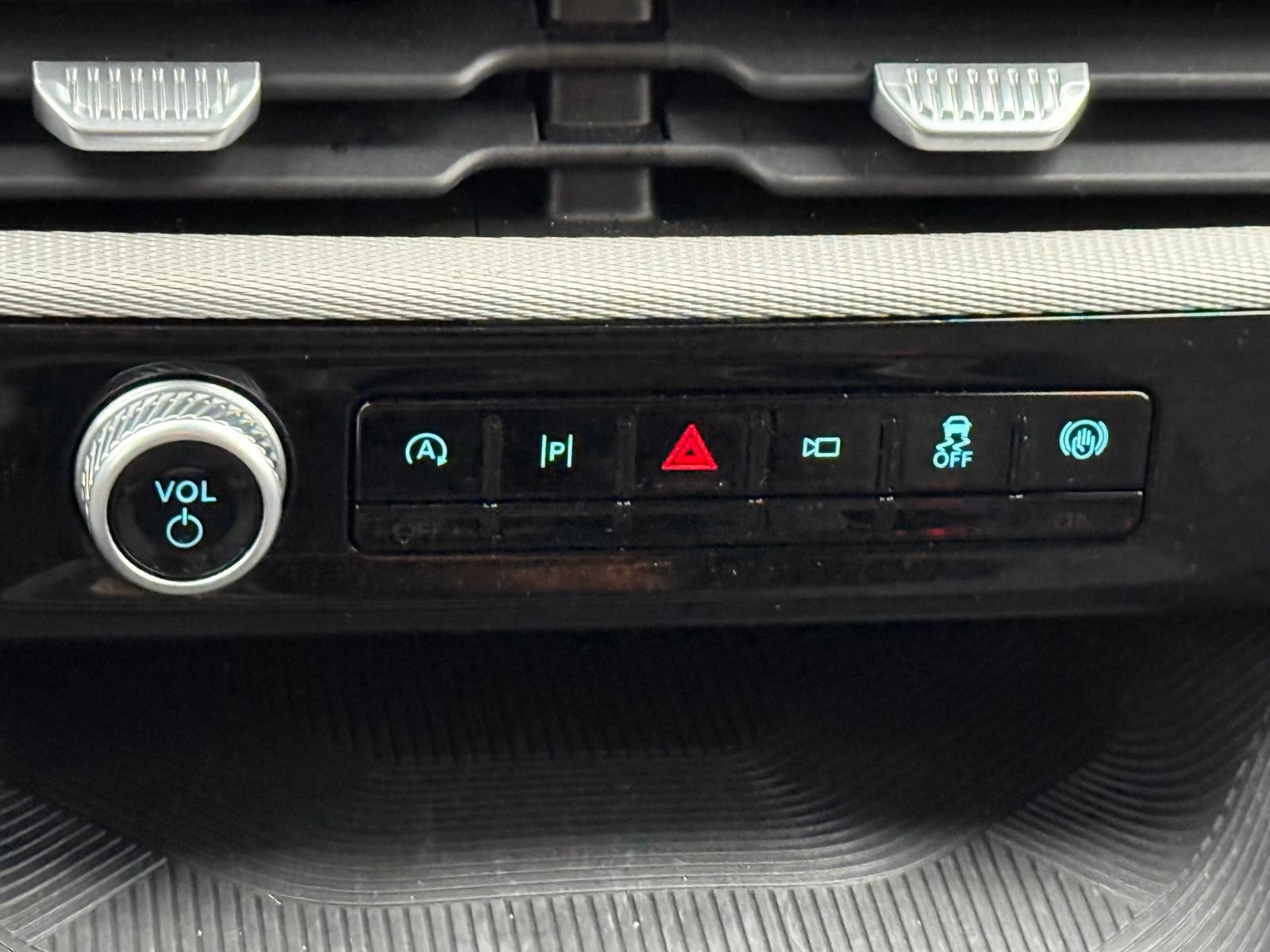 Used 2025 Ford Explorer Active AWD/4WD image 26