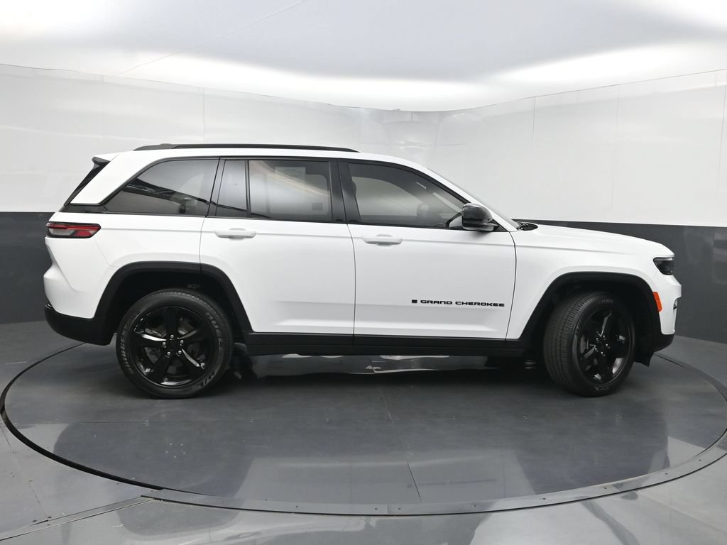 Used 2023 Jeep Grand Cherokee Altitude RWD image 44