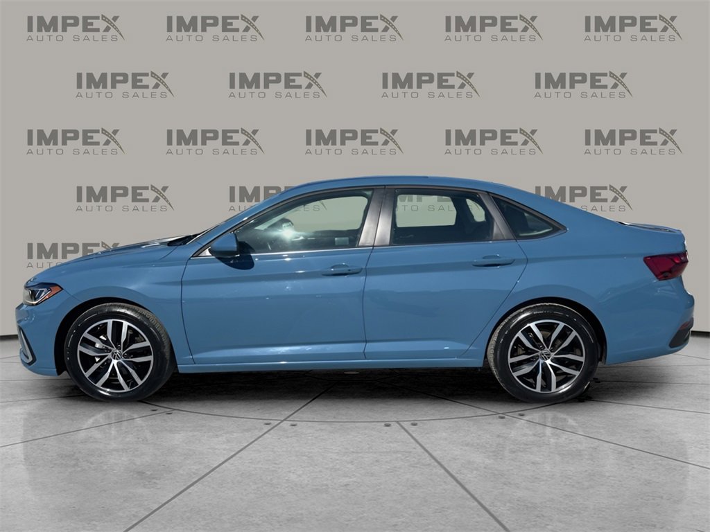 Used 2025 Volkswagen Jetta SE image 2