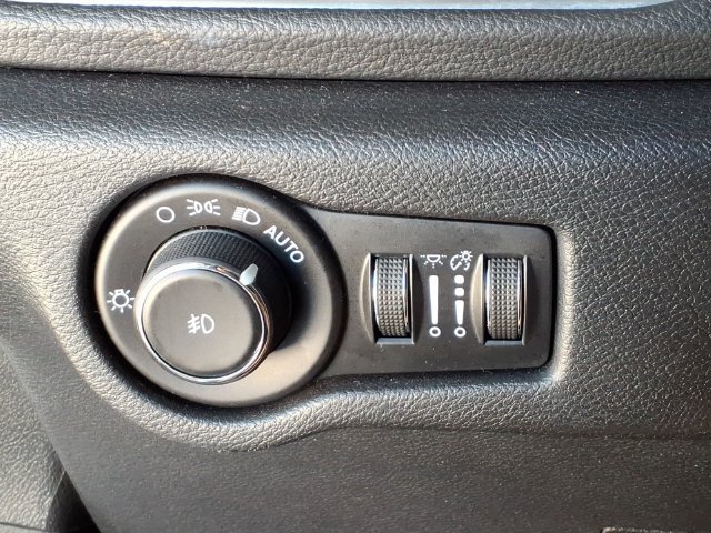 Used 2025 Chrysler Pacifica Limited FWD image 13